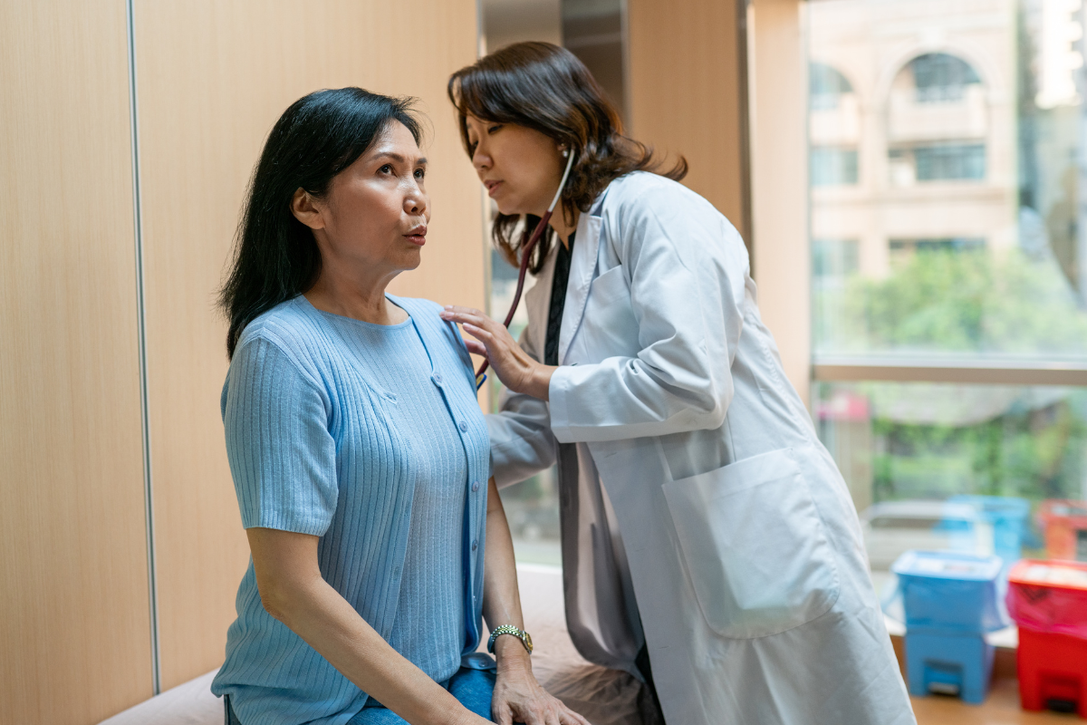 woman-communicating-health-concerns-with-doctor